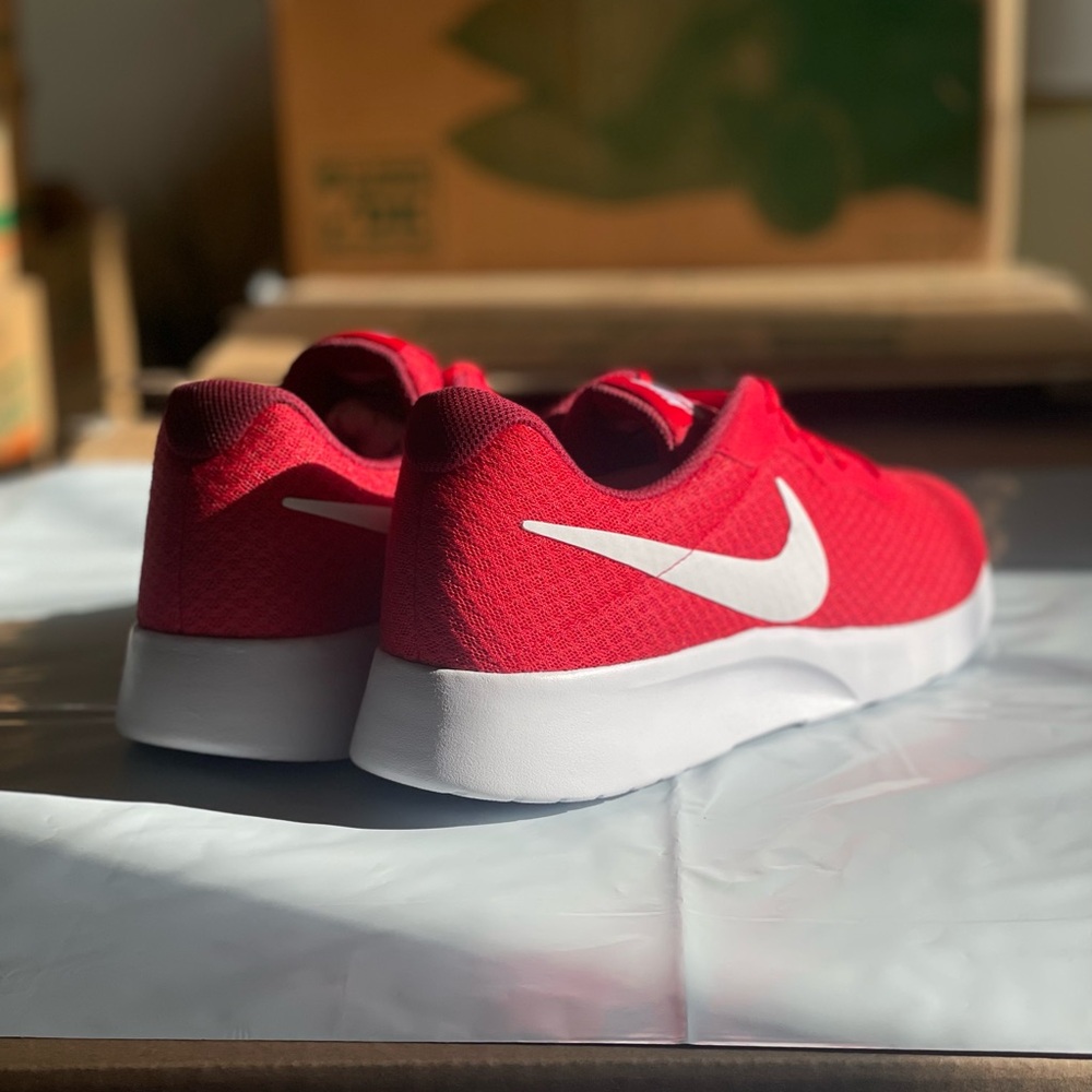 Nike tanjun red new in original box - Picture 3 of 4
